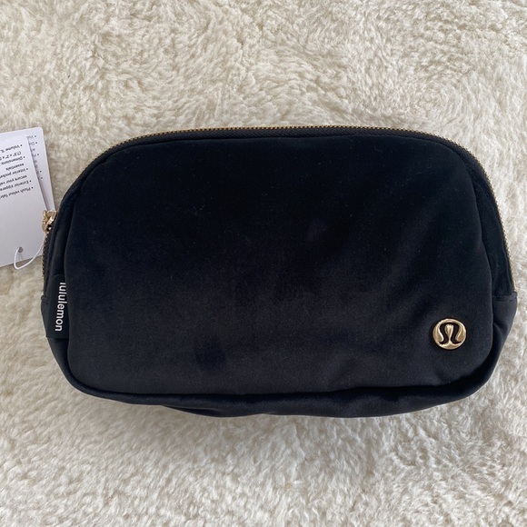 ❤️ Lululemon Velour Everywhere Belt Bag Black Gold NWT - Picture 1 of 7